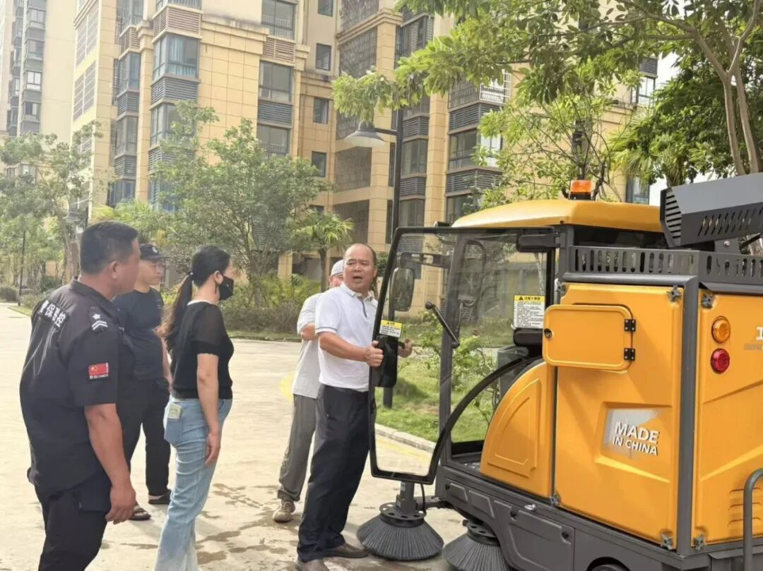 “新同事”來(lái)了！智能掃地車正式“入職”南新